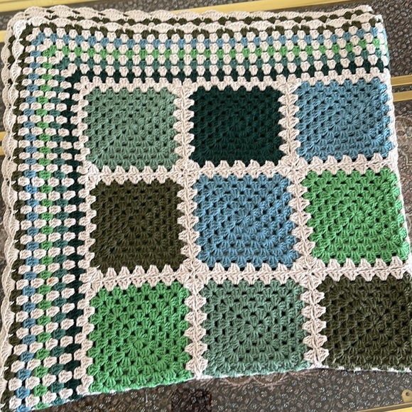Handmade by hobbii 8/4 cotton yarn. square 34x34 inches - Picture 4 of 16
